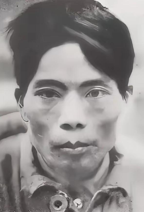 1932年，琼崖红军独立师师长王文宇，率部苦战，身边仅剩唯一警卫员，就派王信下山