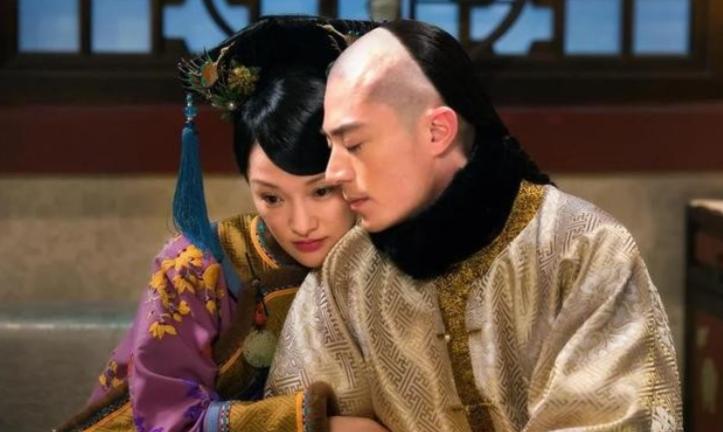 1765年的紫禁城，令妃魏佳氏刚生下皇十七子永璘，还躺在产褥上没几天，乾隆皇帝就