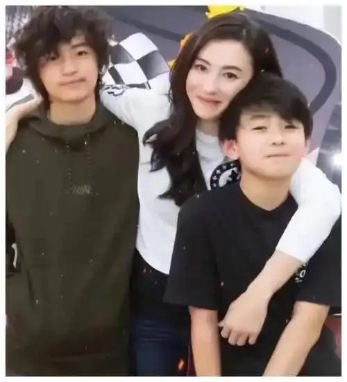 看了谢霆锋父子对张柏芝的评价，才知道谢霆锋为何留10亿给俩儿子，为什么这么说？