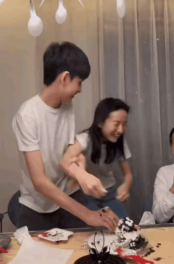 董洁和潘粤明的儿子顶顶长大了，有180的个子，比老爸潘粤明年轻的时候还帅，和妈妈