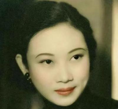 1938年，41岁戴笠借口加班，把秘书余淑衡，带到了卧房。戴笠递给她一杯咖啡：“