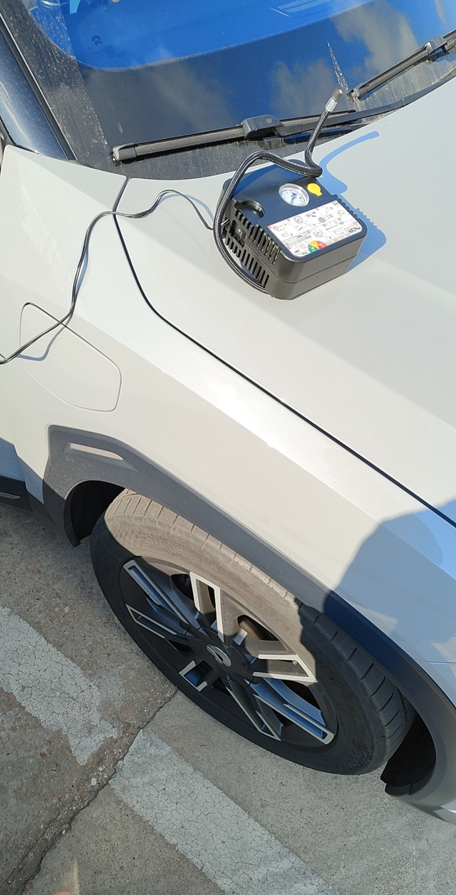 蔚来让出行更安全冬季气温下降，还好车友圈里有车友提醒，发现汽车胎压下降到2.2