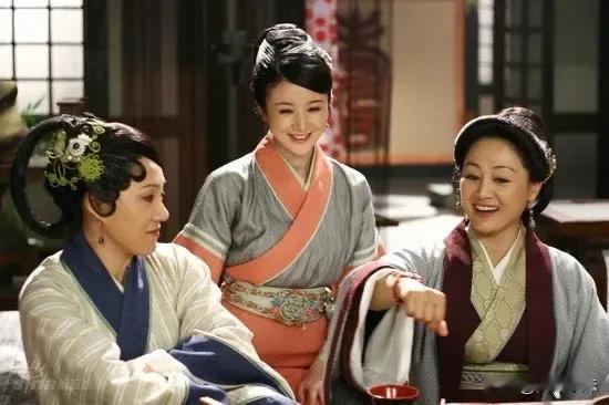 东汉末年，17岁的刘兰芝遭到婆婆焦母刁难，无奈之下回了娘家。焦母以为自己赢了，没