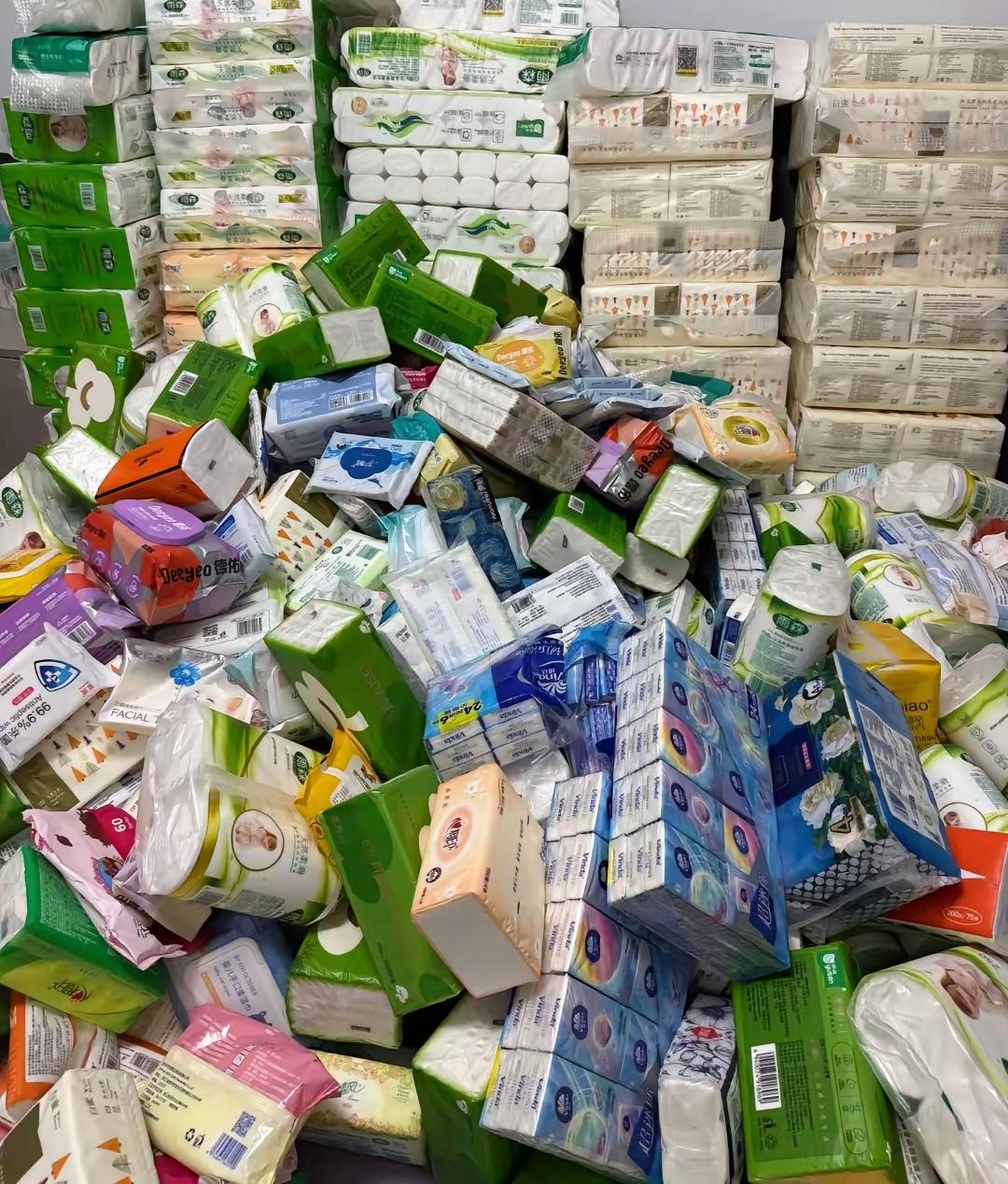 今天去朋友家玩，突然发现他的客房那里堆满了各式各样，大大小小的纸巾，估计得有上千