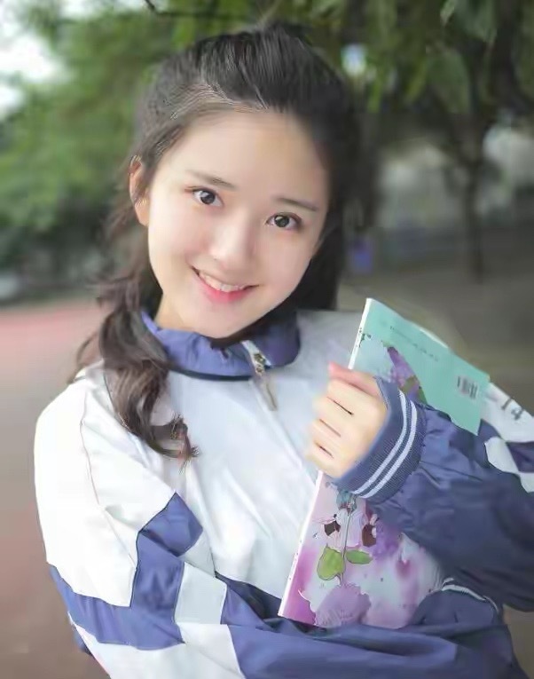 赵露思高中素颜照流出，校服配马尾的她，才是天然脸最好的解释​​​