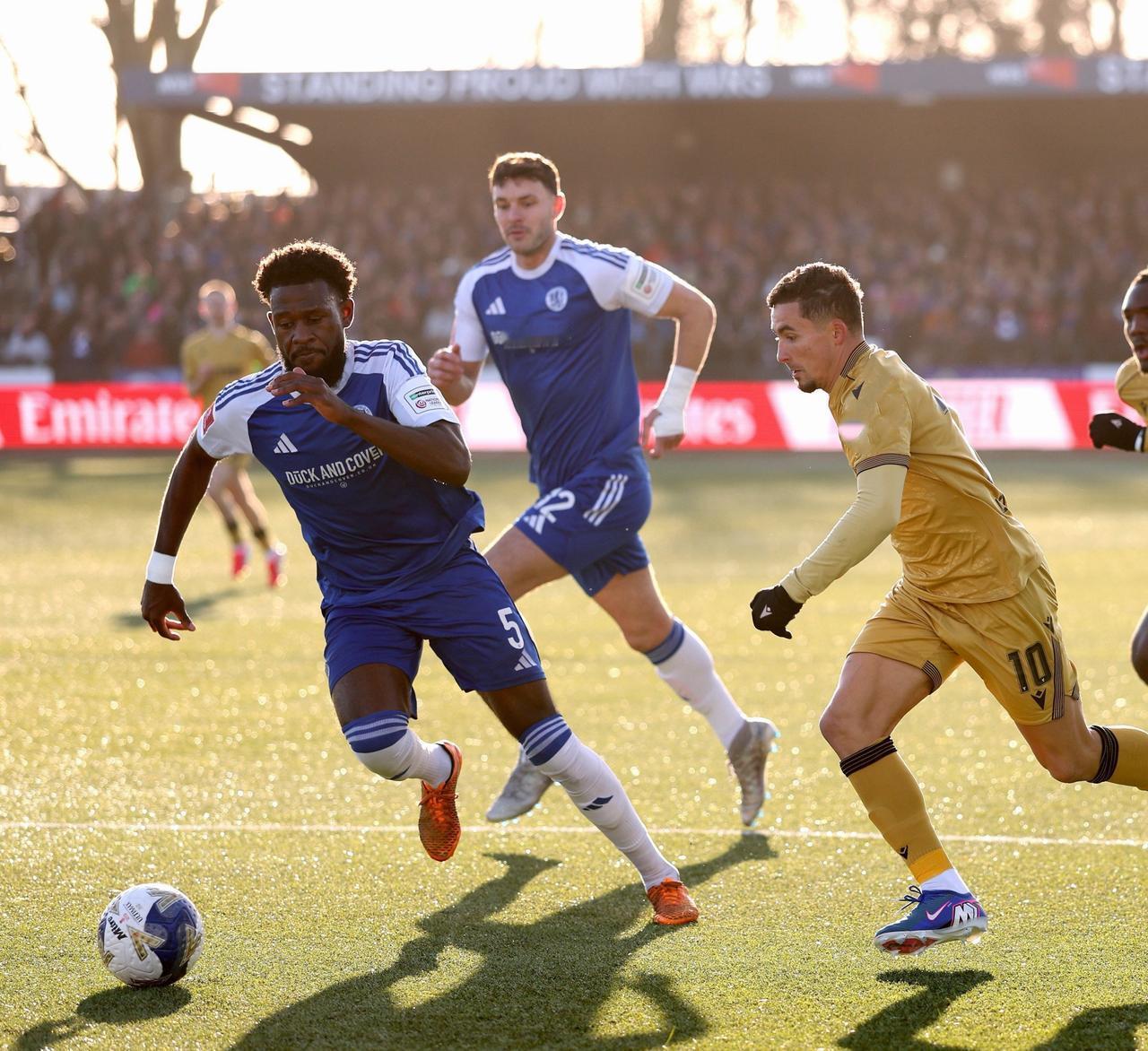 足总杯果然是爆冷温床，卫冕冠军水晶宫刚出场，就被第6级别的麦克斯菲尔德淘汰。格拉