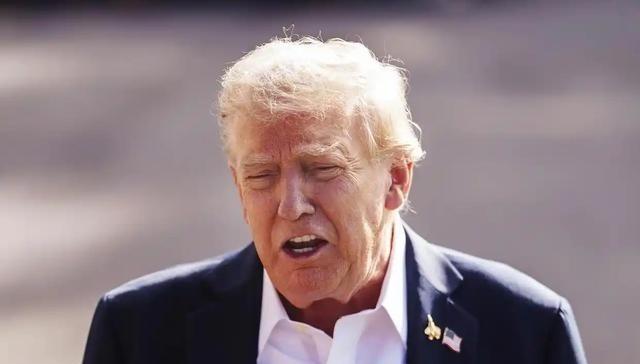 美国喊话中国。特朗普总统最近有点坐不住，直接在和白宫客人的会谈中，当着财政部长贝