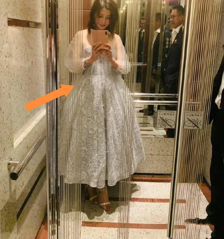 难怪以前好多人吐槽，李嘉欣是真的绝美，在香港娱乐圈颜值绝对数一数二，可衣品也是真