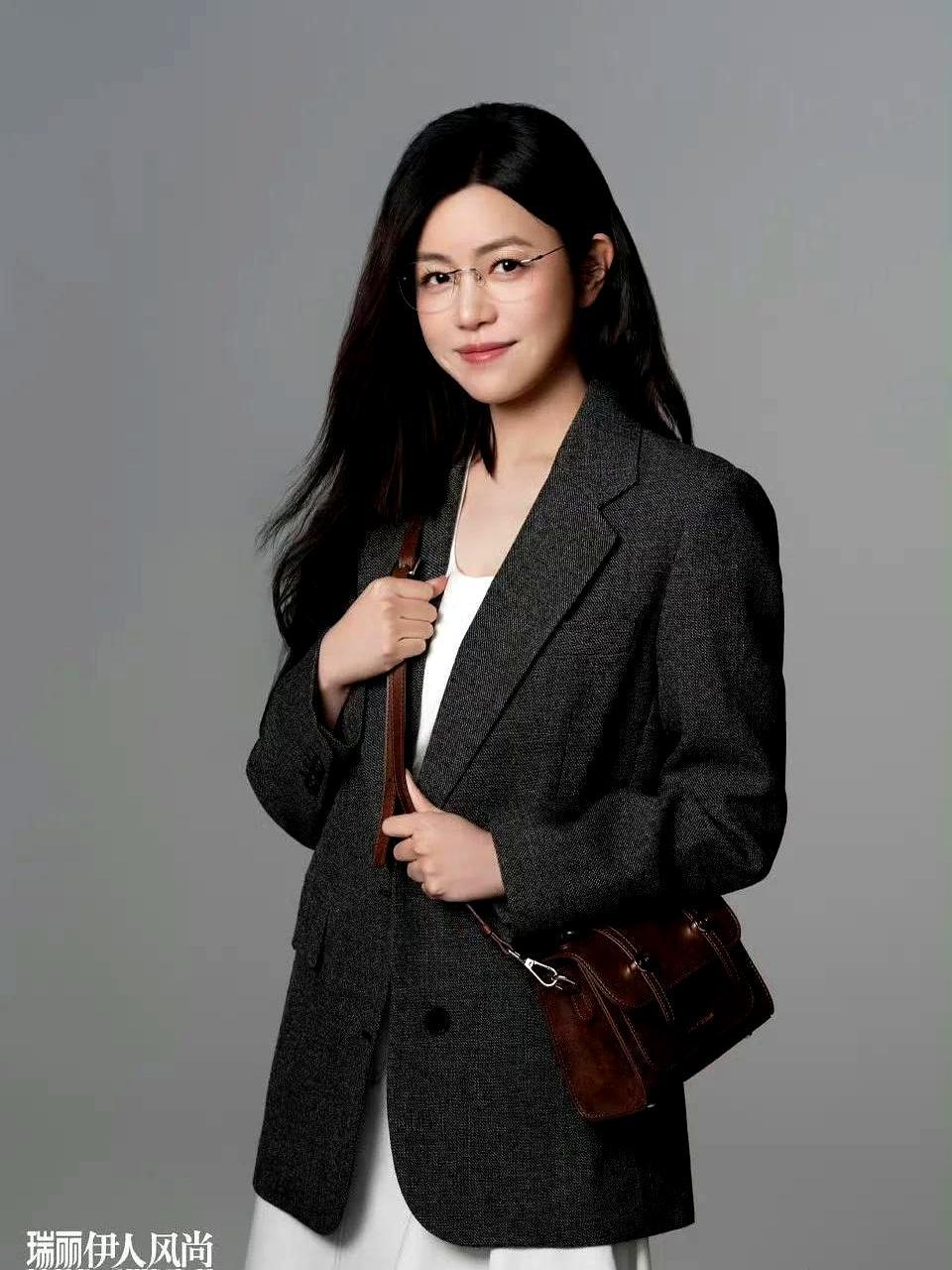 和陈晓离婚才一年，陈妍希的反击开始了。你敢信吗？43岁的她，直接搭档23岁