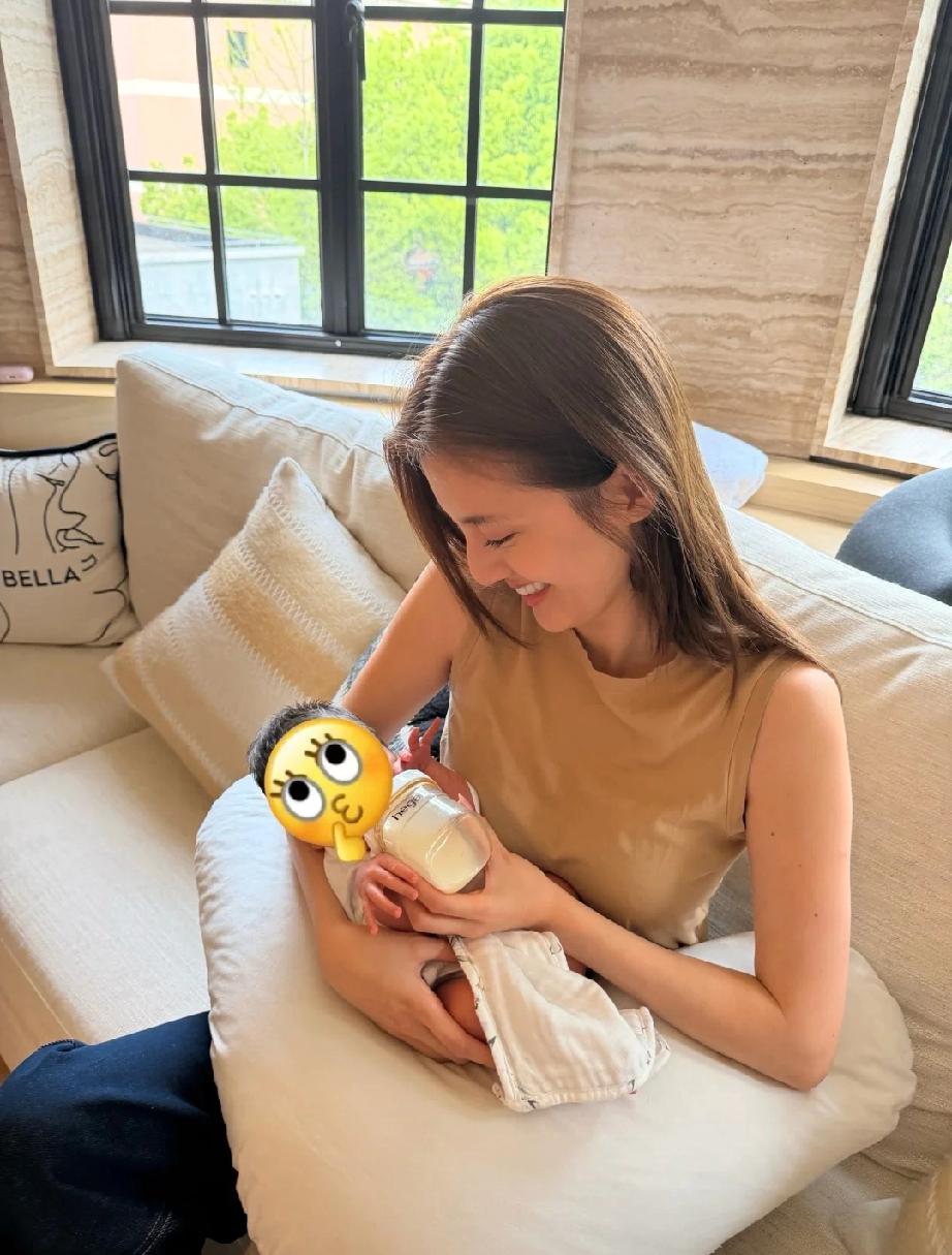 程晓玥二胎被曝已顺利生产，闺蜜吴千语还去探望了，还晒出了一张抱着小宝宝喂奶的合照