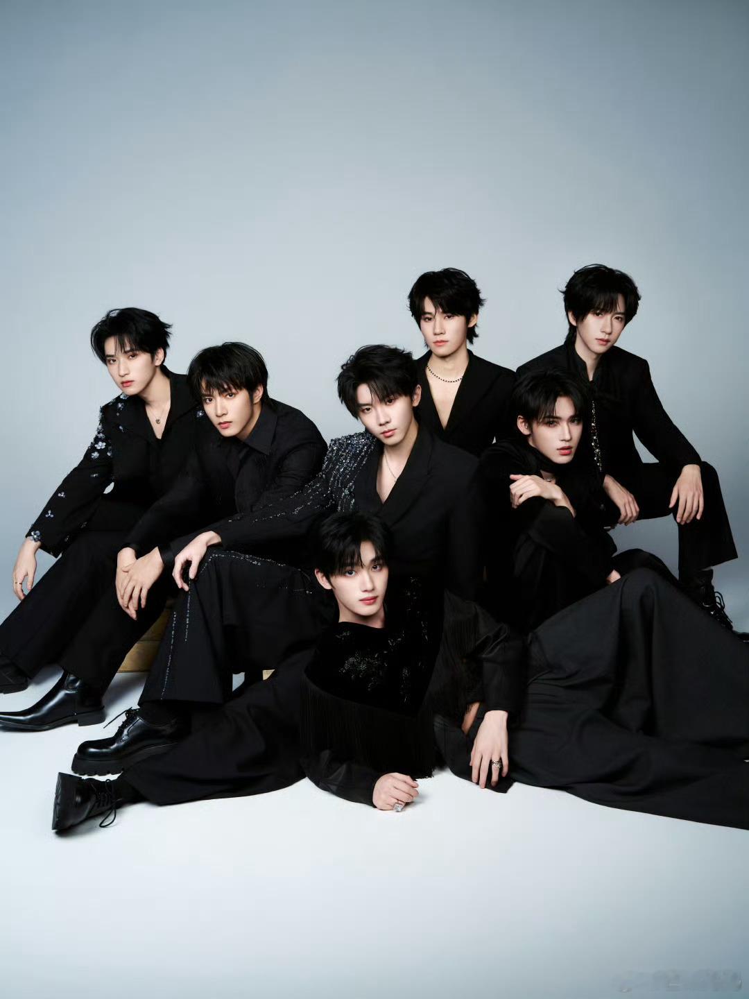 时代少年团演唱会AllBlack造型谁懂！就是一下子从年下变年上的感觉！