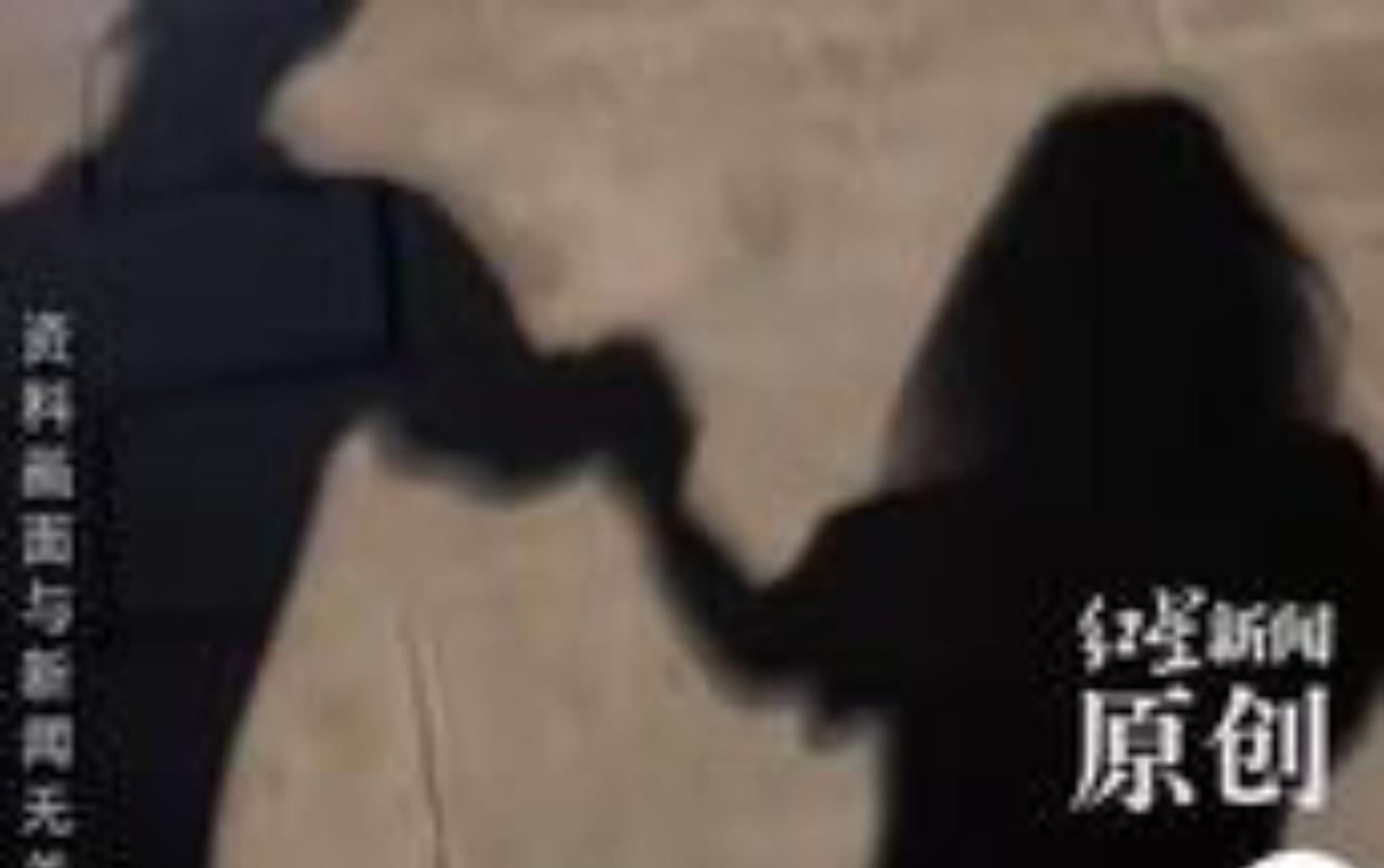 贵州一名女子苏某与男友罗某在出租屋相处，苏某准备进入卫生间洗澡时，另一交往对象张