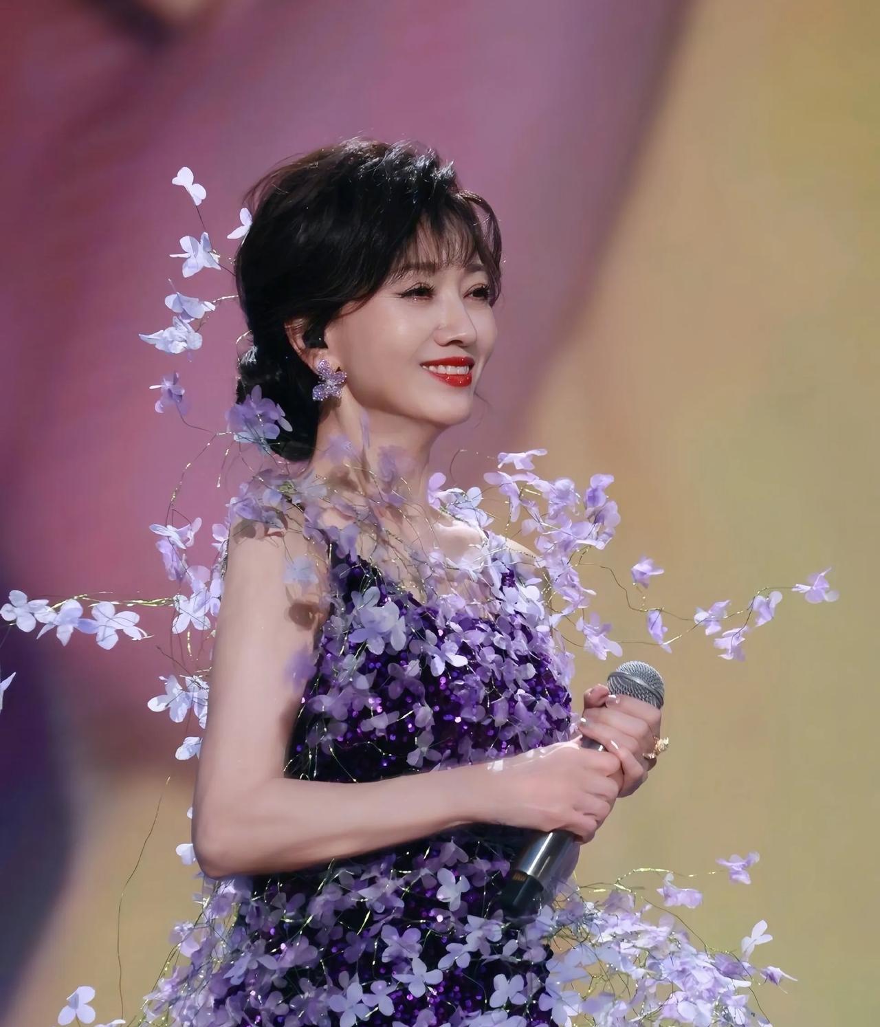 之前有人说赵雅芝就是靠化妆、美颜、穿的很粉嫩的衣裙来显示自己很年轻，其实不难发现