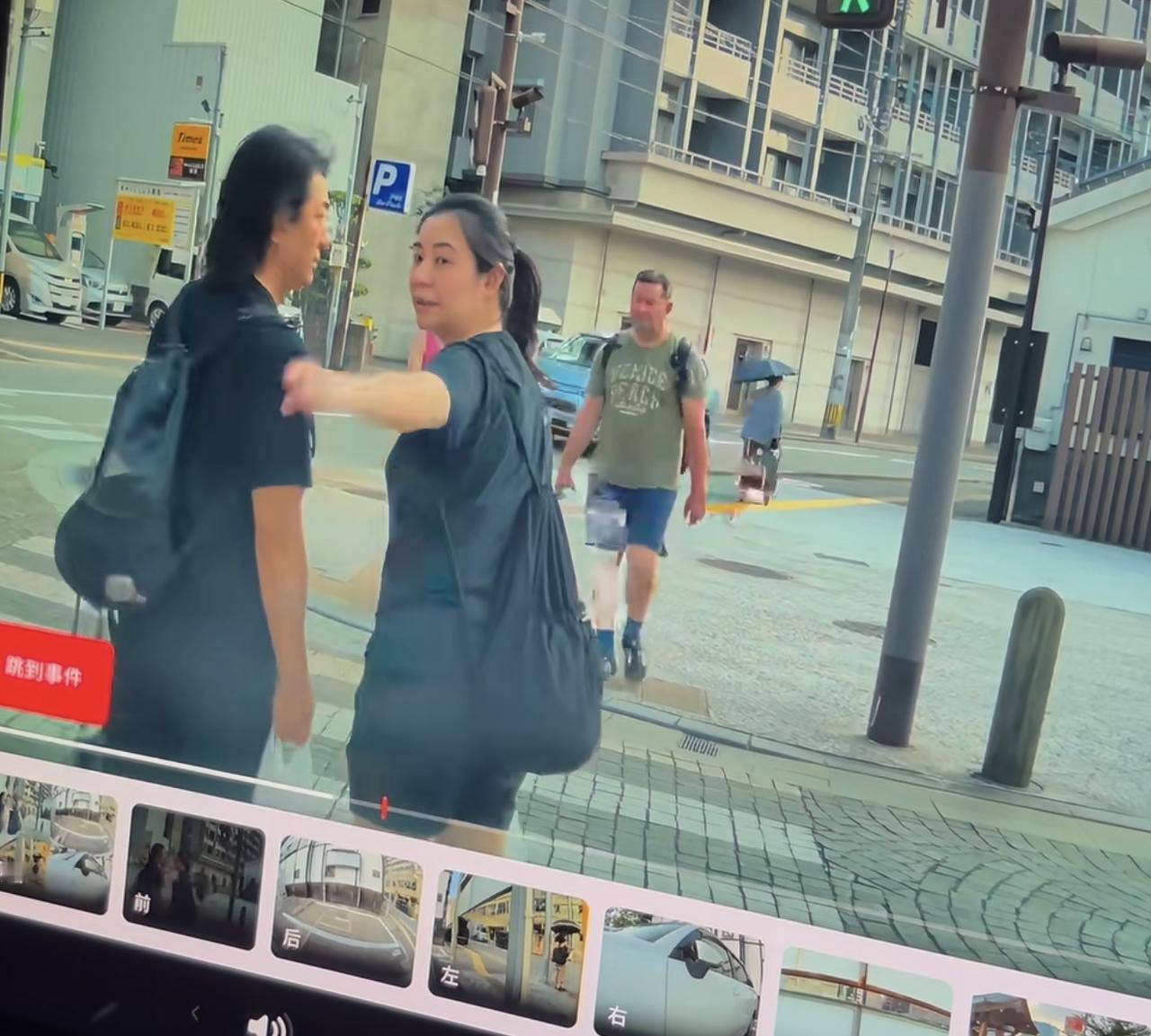 58岁郑伊健买完菜回家，蒙嘉慧发福了身材走样，俩人穿的都很朴素背着黑色包，定居日