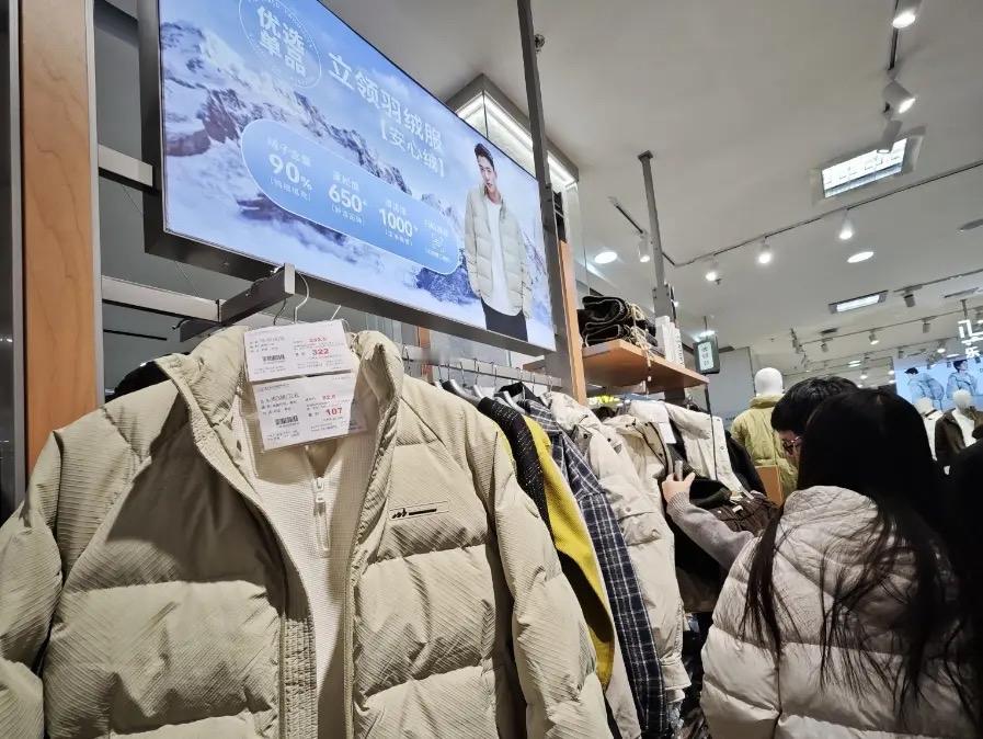 刚刷到一，胖东来把自家羽绒服的成本单贴出来了：成本184元，售价256元，90绒