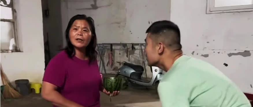 阿杜妈妈说了什么引起全网指责她，妈妈：李佳累活该，她生孩子太多了，雨露也是很无奈