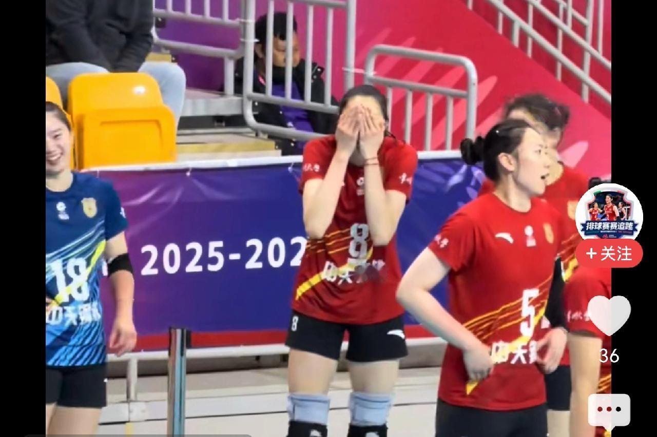 当年瓦尔加斯霹雳带火花的大力跳发，有着迅雷不及掩耳之势，最先把江苏女排的一传给练