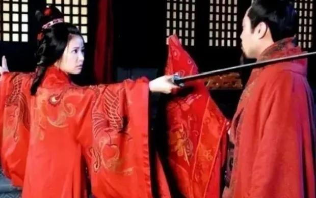 公元209年，48岁的刘备，迎娶17岁的孙夫人。新婚当夜，刘备醉醺醺地入洞房，却