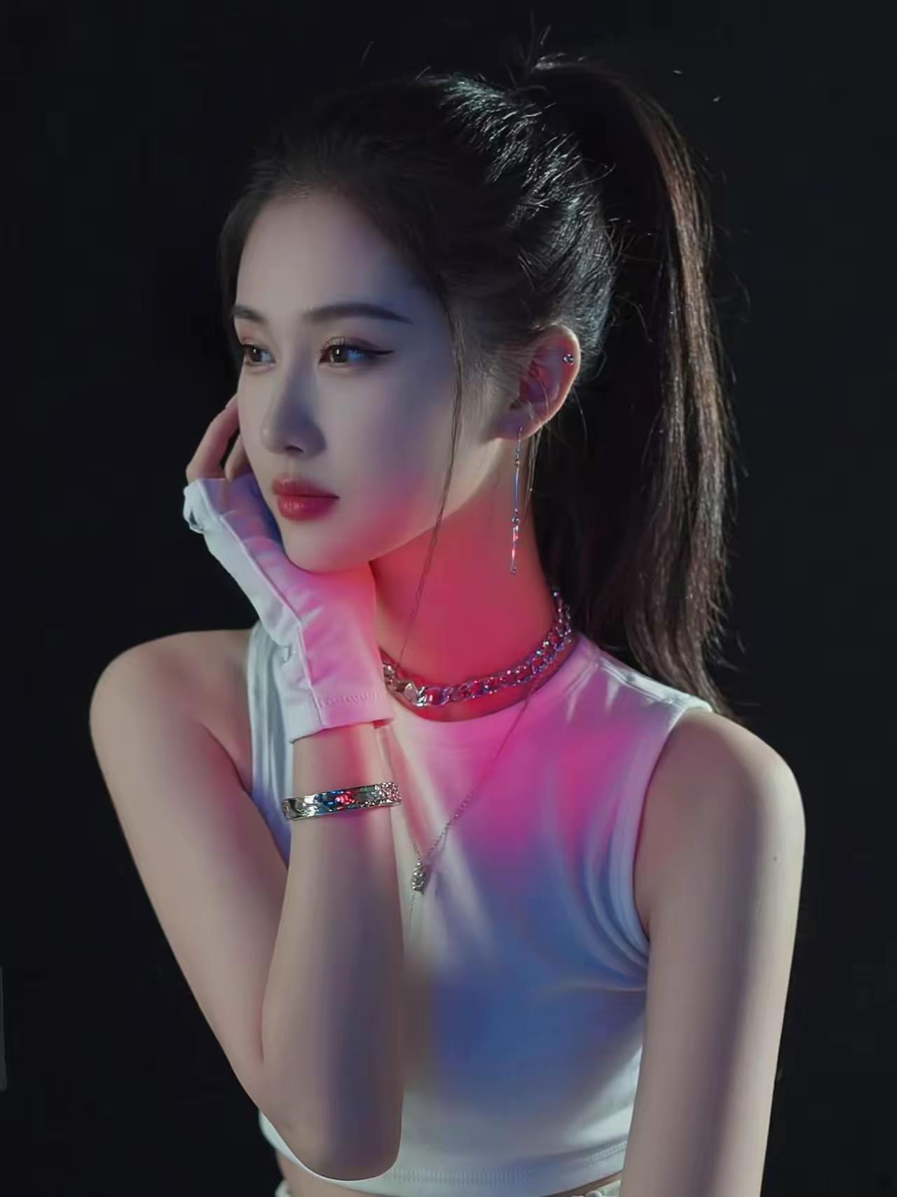 冷艳少女，黑发红唇，时尚穿搭，闪耀耳环，优雅气质。