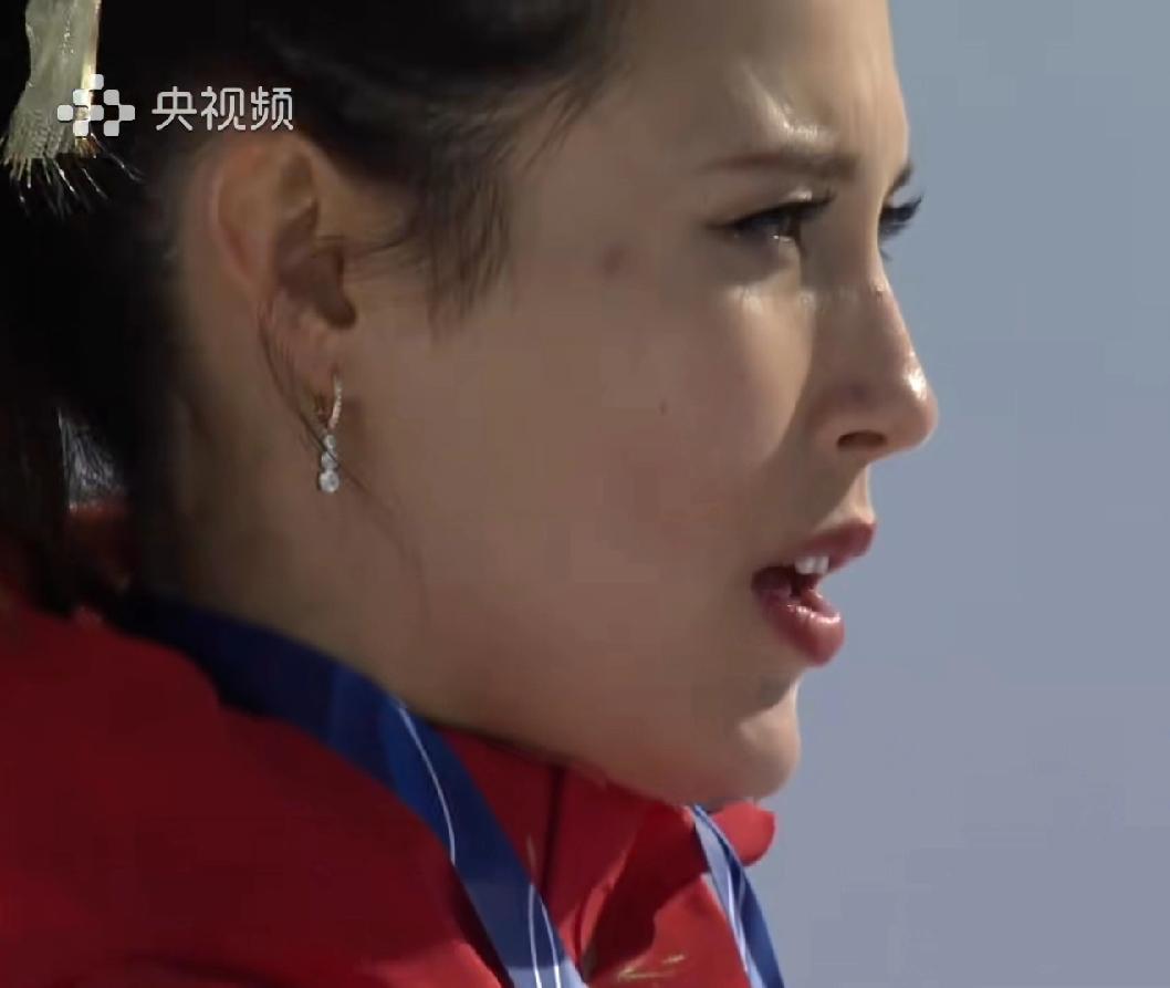 谷爱凌夺冠，万斯心里很难受！代表中国，没代表美国参赛，之前在节目电视台就很酸！谷