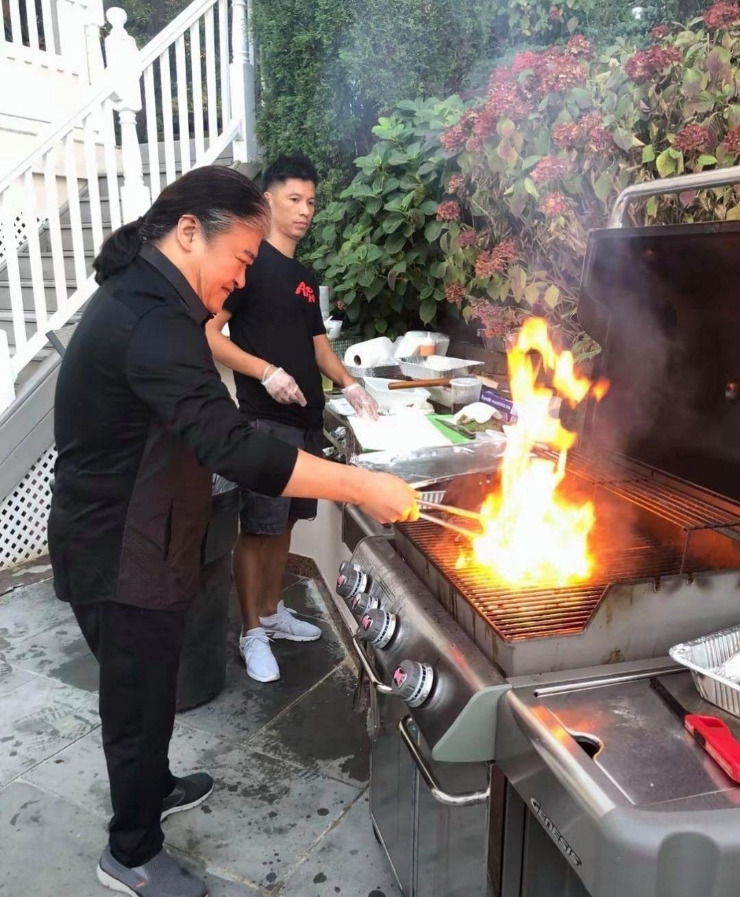 那一年刘欢老师在美国自家后院烤牛排。在舞台上他是家喻户晓的明星，私下很喜欢下厨，碳烤牛排是他拿手好菜
