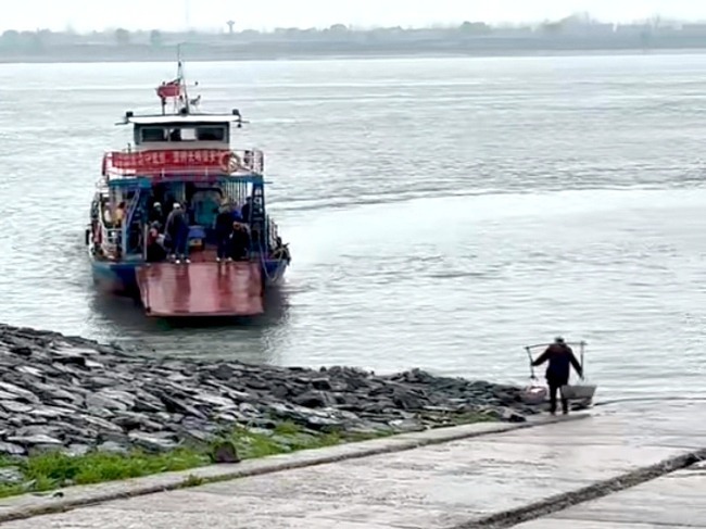 #长江轮渡为八旬卖菜老人专程折返#【#长江轮渡十年对卖菜老人收单程7元#：正常往