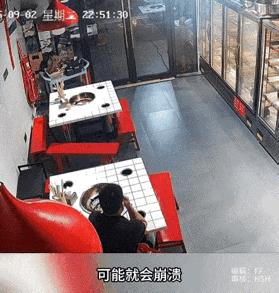 “眼泪藏不住了！”重庆，9月2日晚上，何女士在家把孩子哄睡之后，打开手机查看店里