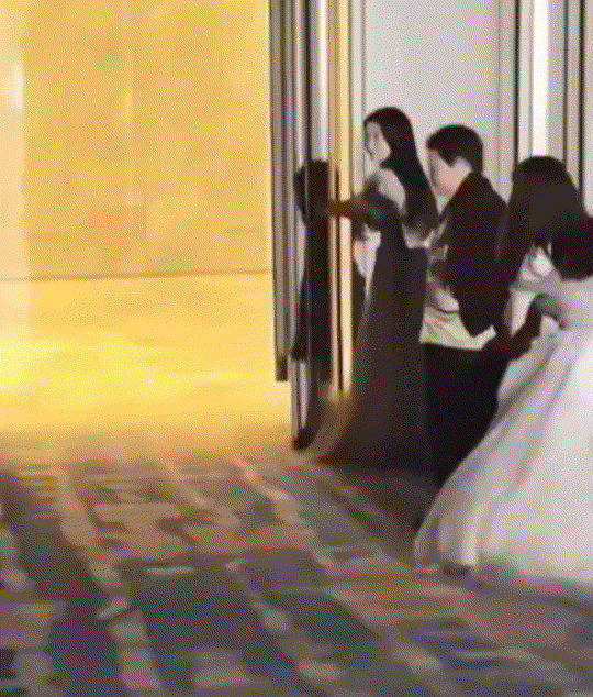 万万没有想到吧。某酒店正在举行婚礼的现场，四个伴娘一边站两个的迎接新娘入场，全场