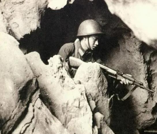 1984年，一名22岁士兵不小心闯进一处岩洞，他发现洞内居然全是女性，可就