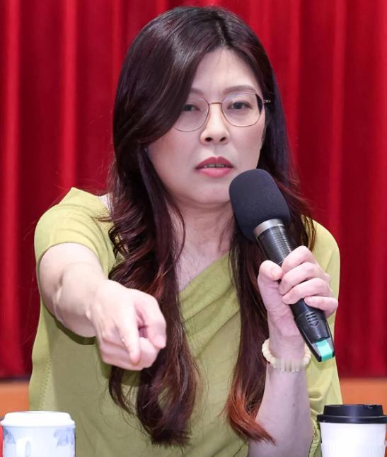 郑丽文出手！林益谆不到3个月就被开！不到3个月就被开！郑丽文的动作