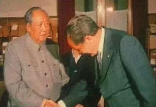 当年尼克松访华，尼克松一下飞机，看到的是世界人民团结起来，打败美帝国主义及其一切