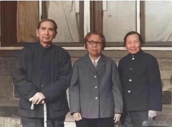 八十年代北京寓所，邓颖超与周恩来胞弟周恩寿、弟媳王士琴温情合影。周总理虽已不在，
