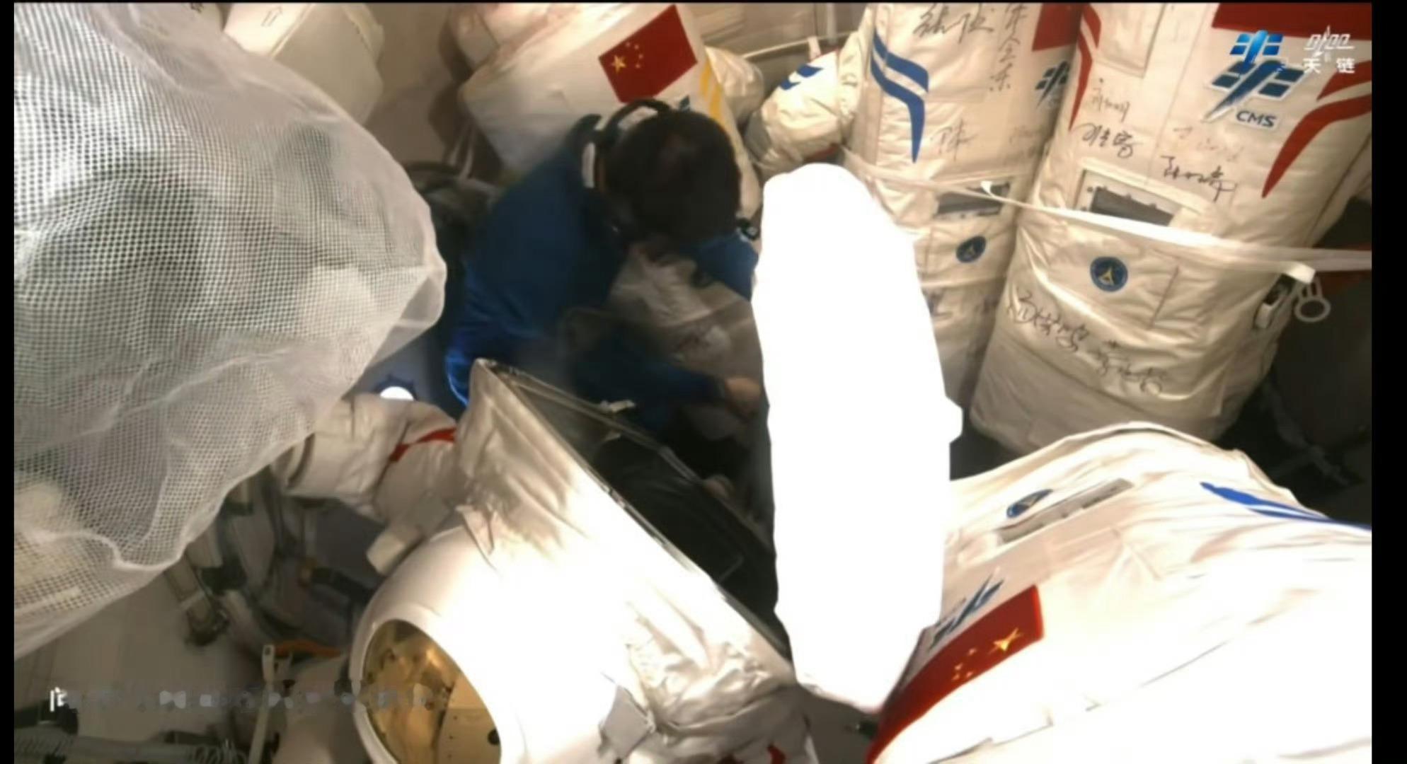 神舟二十一号【使用20次的舱外航天服将择机随新研飞行器下行返回地球】目前，空间