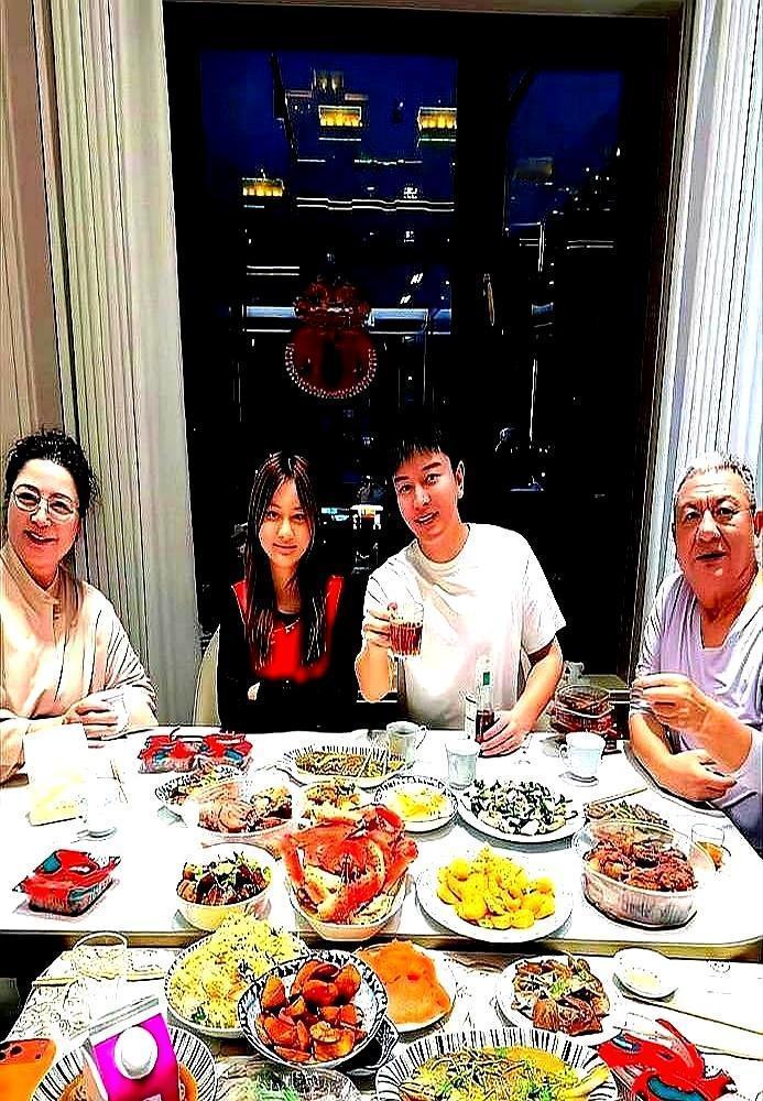 一个穿30万首饰，在英国吃蛋糕过年。另一个，在零下20度哈尔滨啃糖葫芦。1