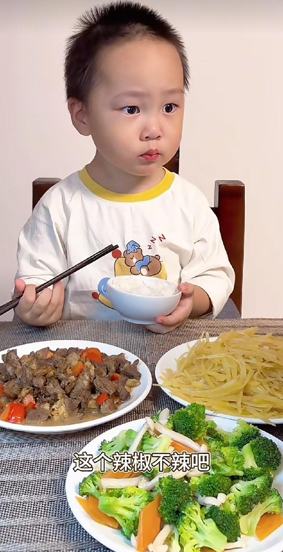 时间真的过的很快哦，米乐是真的长大了，米乐都可以用筷子吃饭了，感觉一下子从