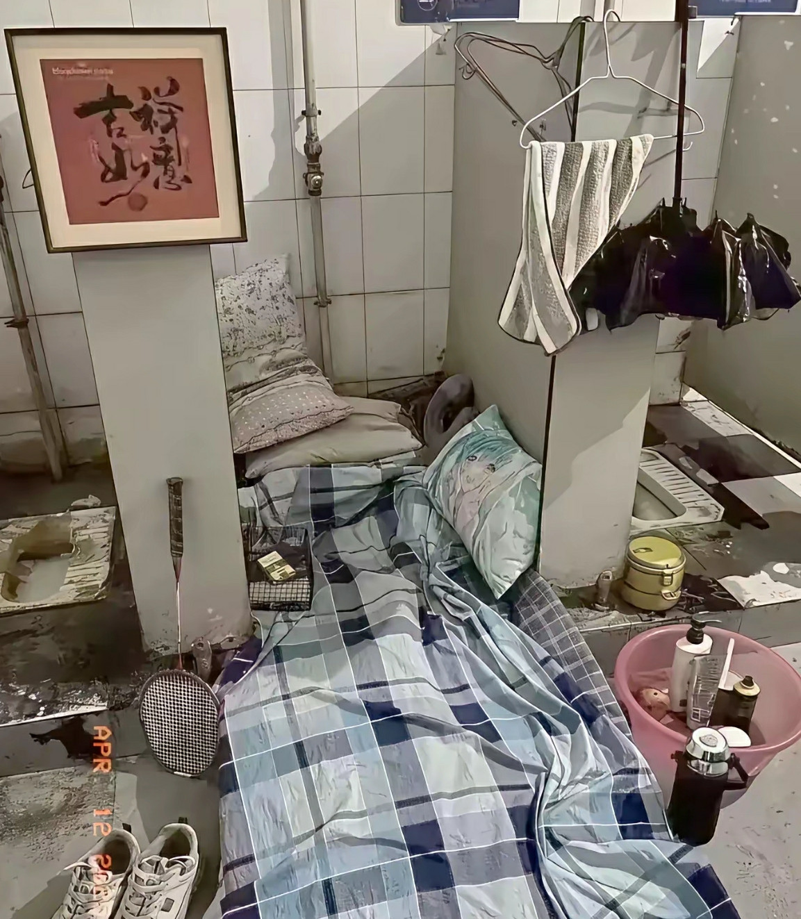 都这样了，还有心思打羽毛球
