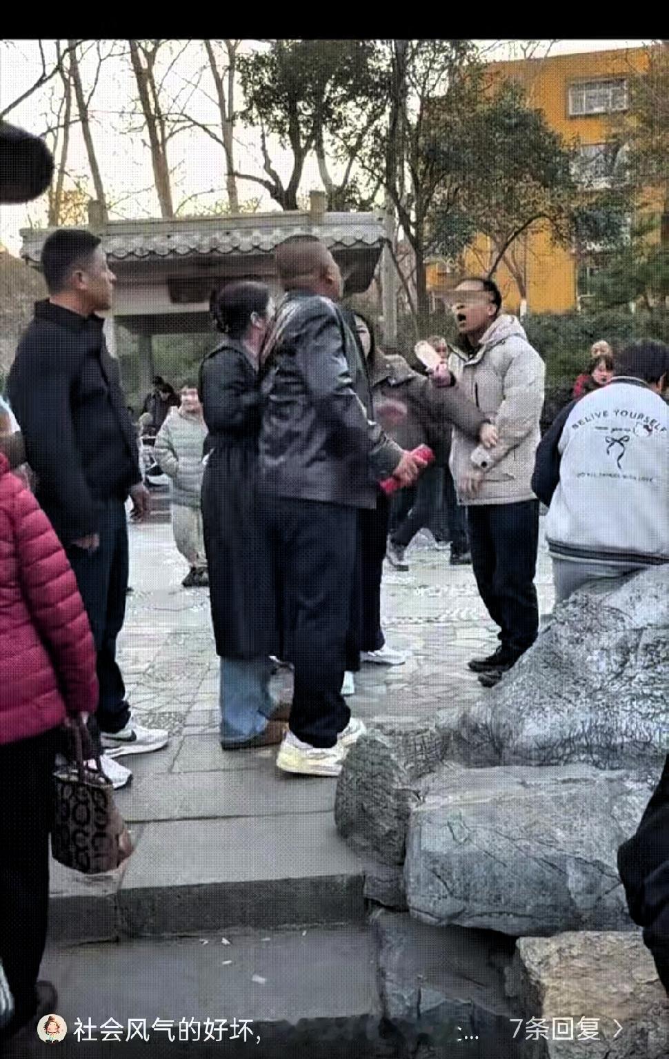 大年初四，一熊孩子往济南趵突泉扔塑料瓶，而陪同的家长并未及时制止，只是在一旁旁观