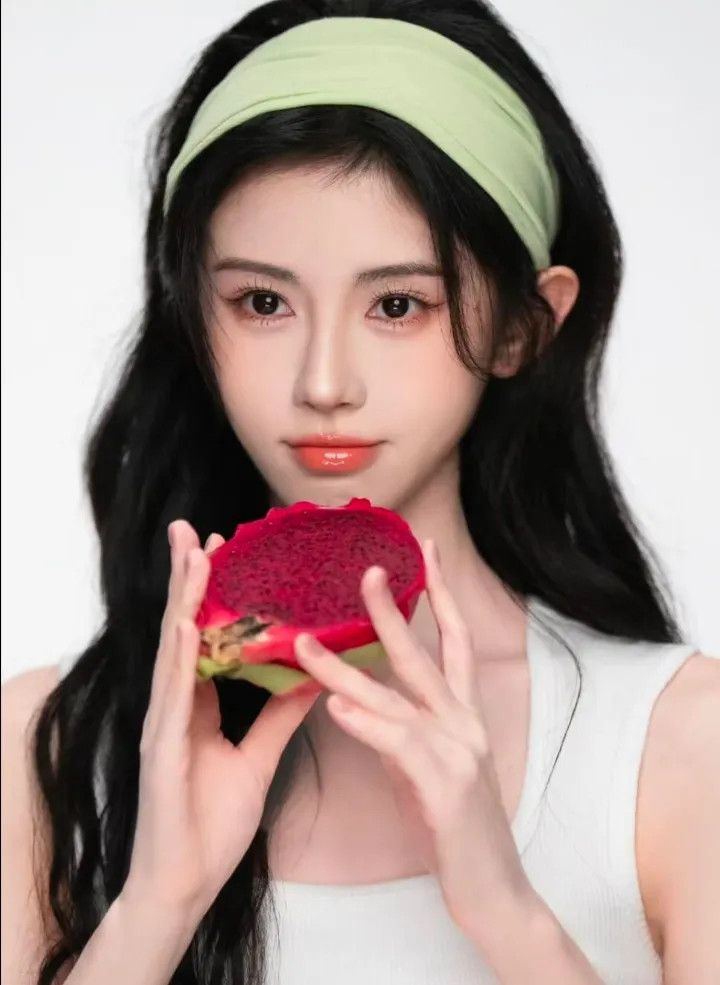 🍉1.陈晓现在接触的是圈外素人，其他女艺人都不会与他暧昧，毕竟那位前妻可不是善