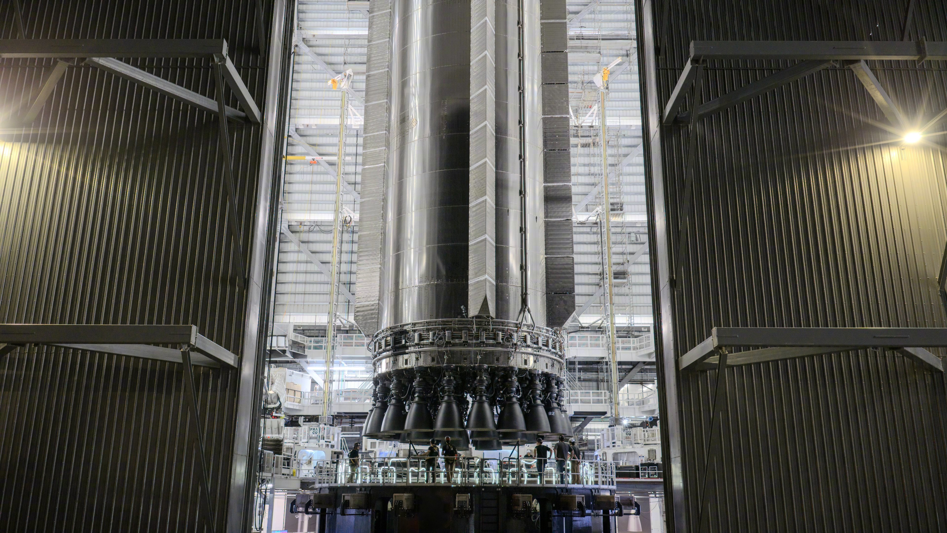 阿尔忒弥斯2号返回的第二天，SpaceX刚刚发文，星舰一级超重型助推器B19和