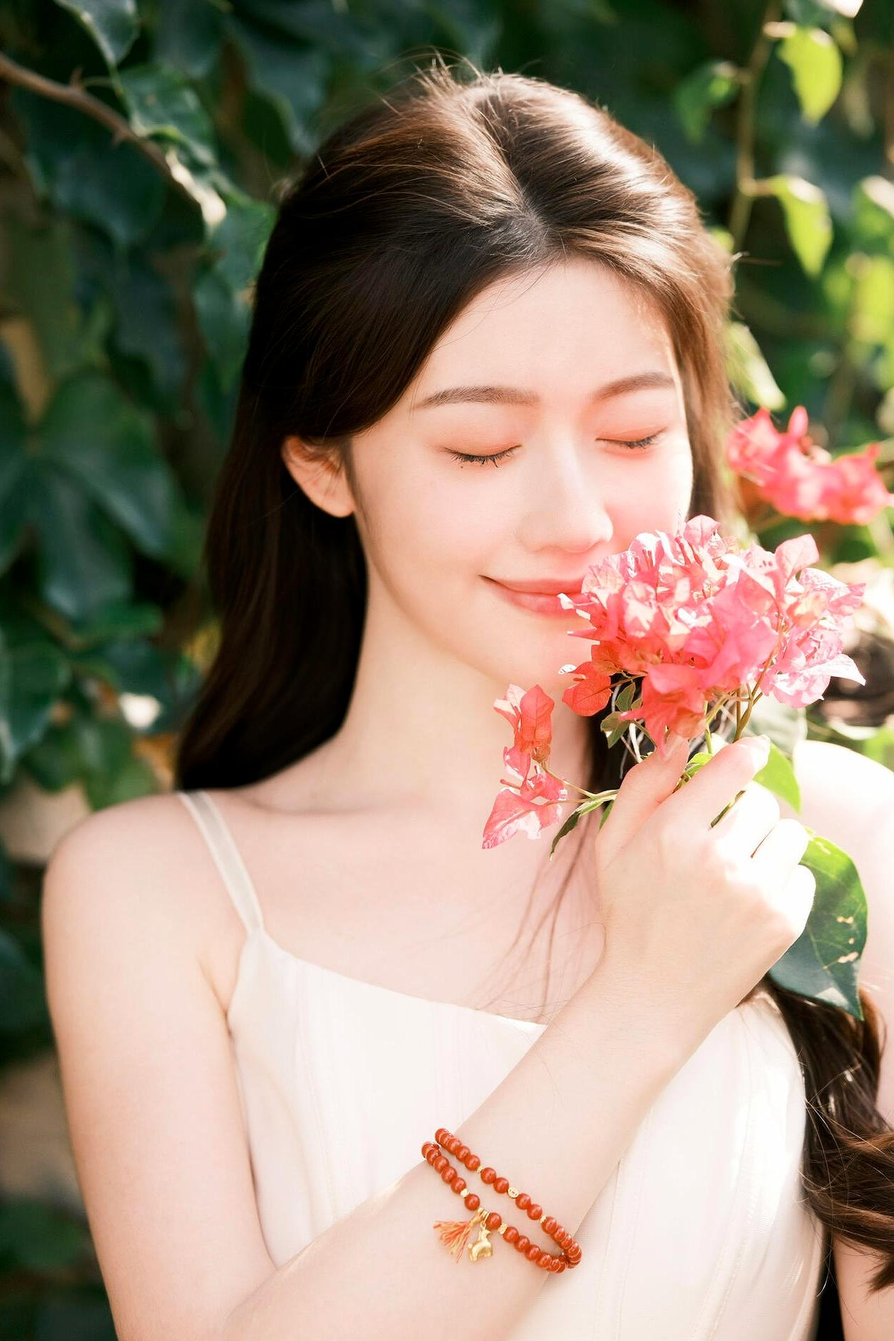 《花与她的私语》原创诗词原创看图片配诗三角梅在指尖绽开是夏光揉碎的胭