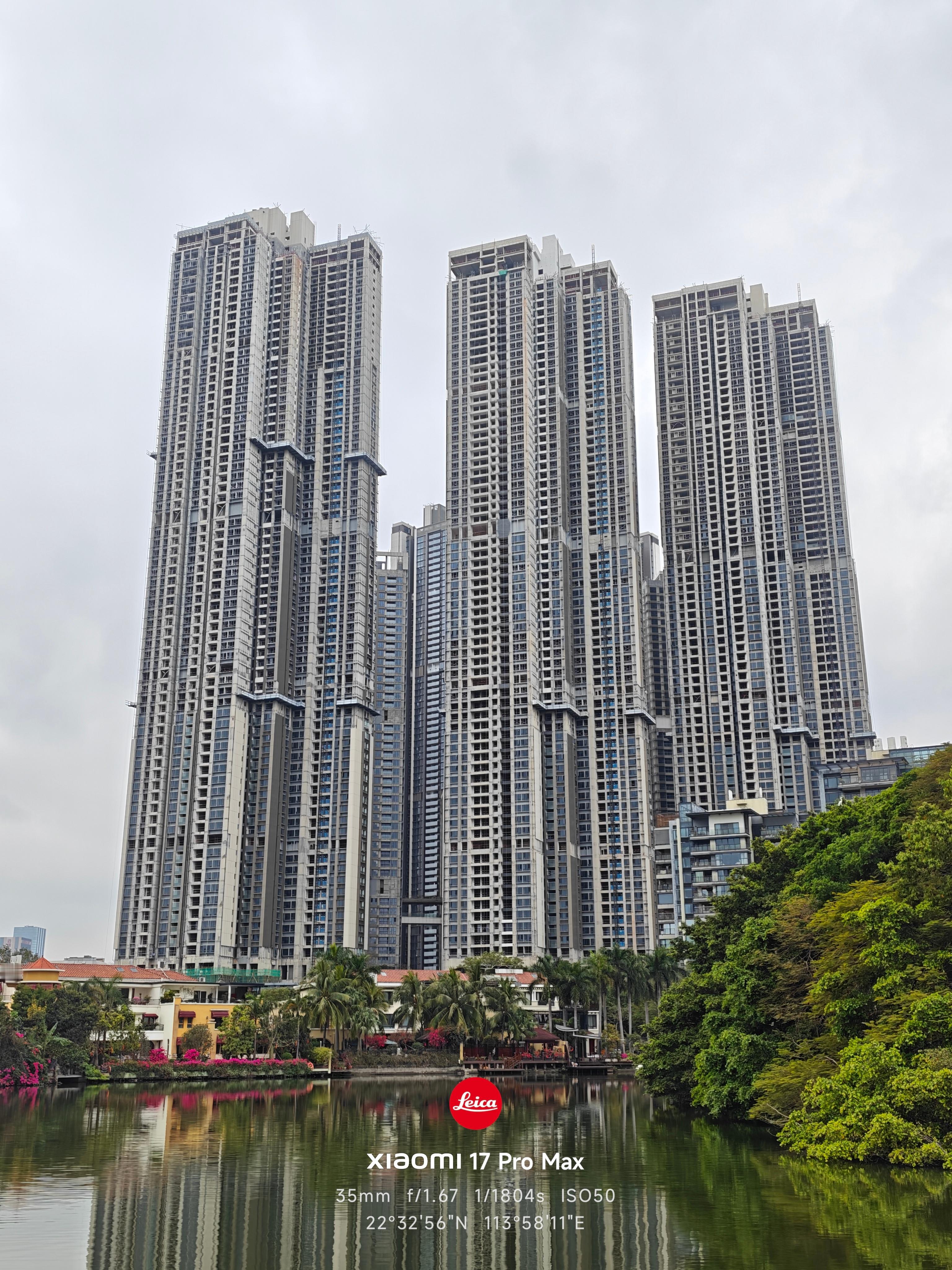 丹桂轩人早茶人还挺多的，大家更愿意坐在外面。我在和请教减肥秘籍，他说他准备把体脂
