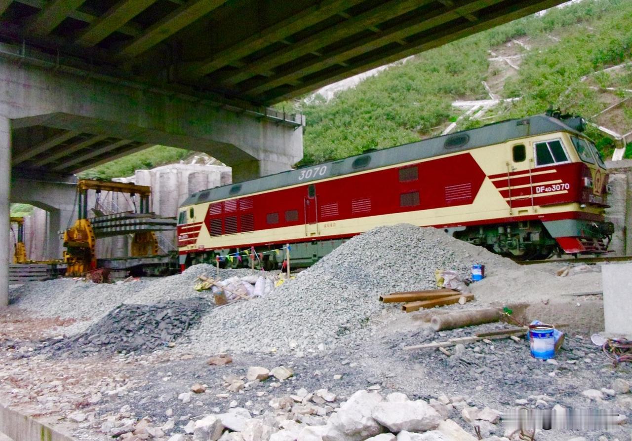 这是前些年重庆枢纽兴珞线铺架时所拍，机务段的东风4D型3000系内燃机车临时调去