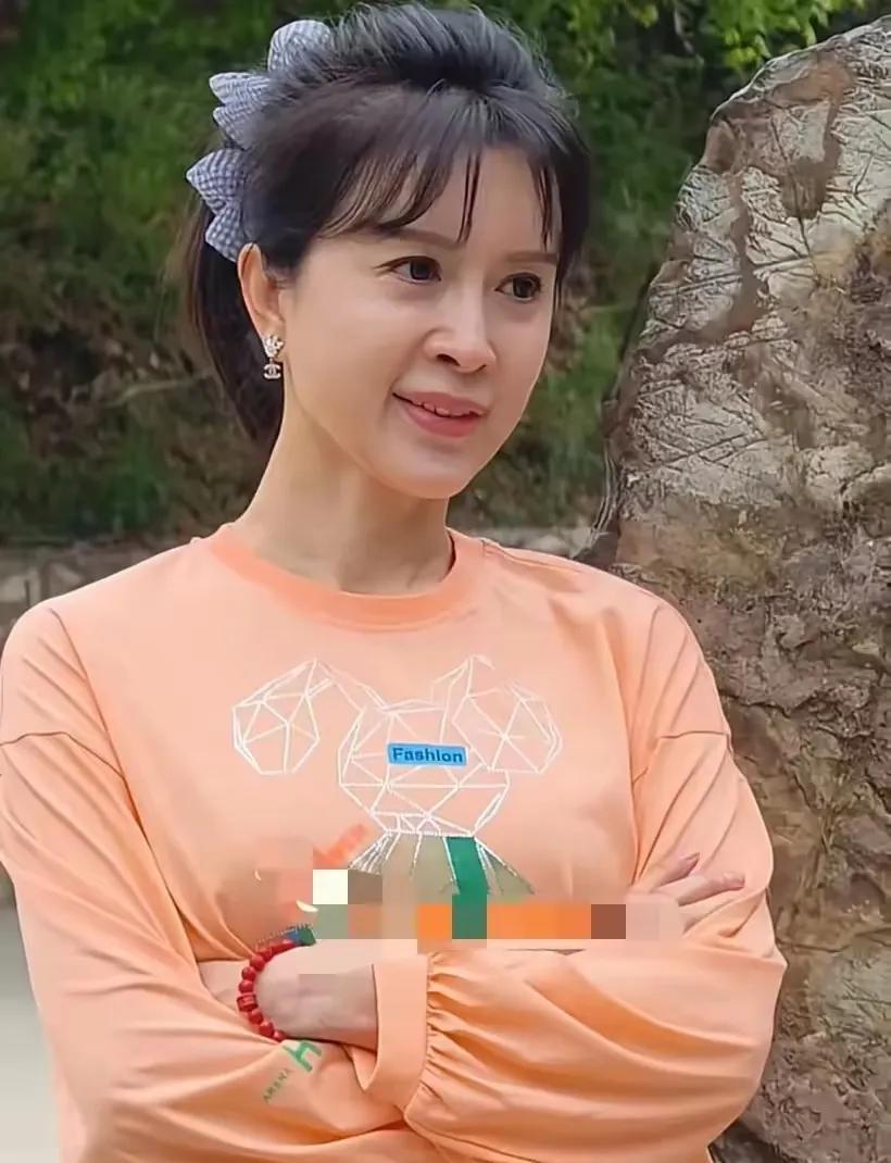 金巧巧有点看不懂，说她不在意外形吧，她身材又保持的很好，全身都是显年轻的元素，