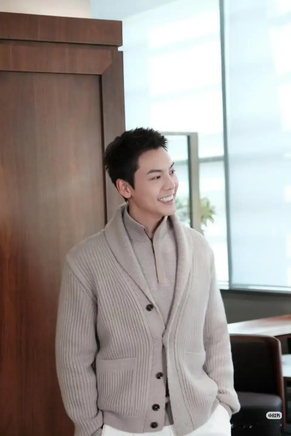 毕业典礼进行到一半，他突然攥紧母亲的手：“妈，你现在就走。”母亲愣了一下，