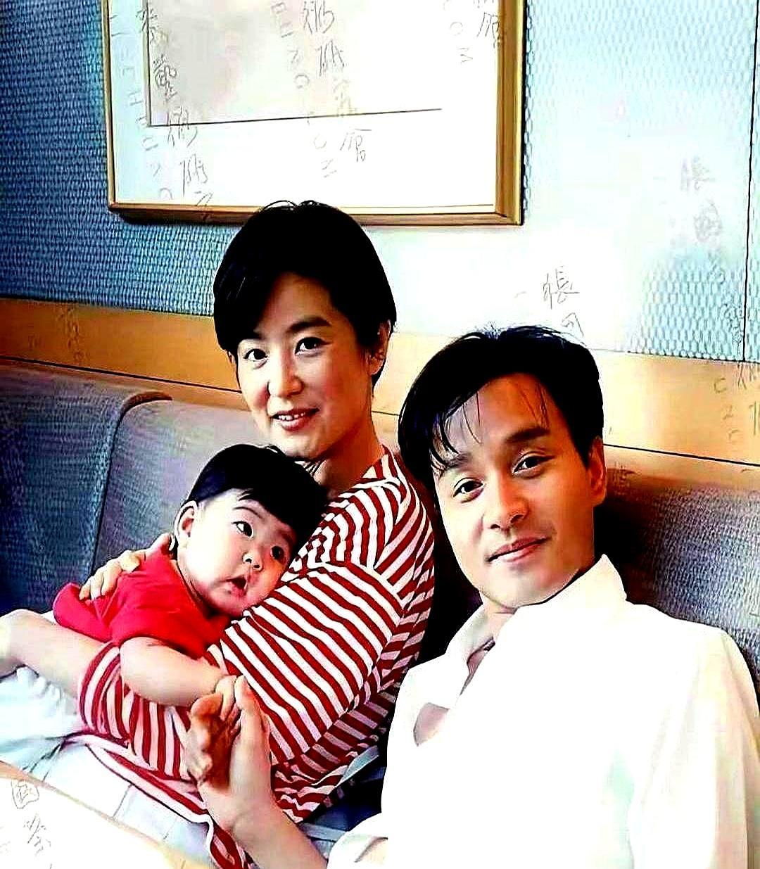 1996年，林青霞刚生完娃三个月，家门“咔哒”一声被推开。张国荣穿着拖鞋就进来了