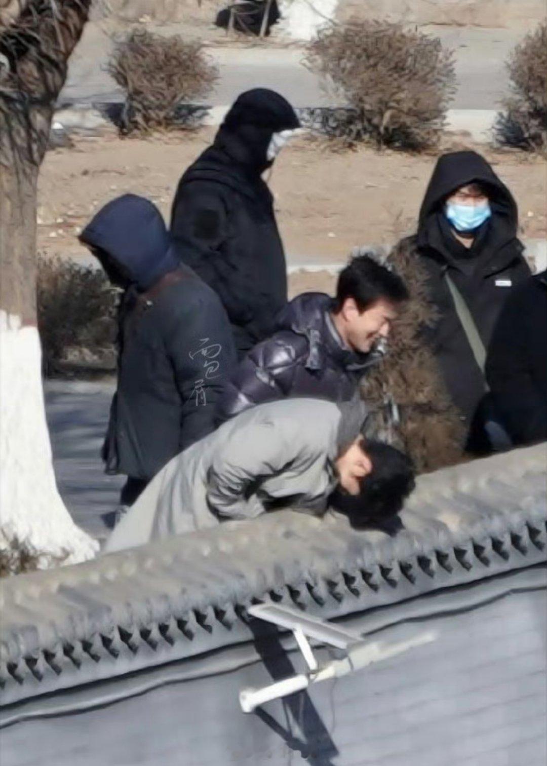 肖战主演的《小城良方》最新路透图来了，这大冬天的，把肖战都冻的缩脖子了，冷到无所