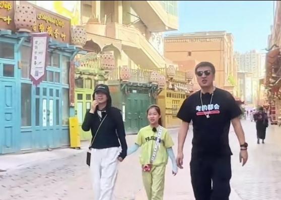 张雪峰一家三口在喀什古城游玩的画面温馨幸福又治愈。妻子气质温婉、低调贤惠，默默陪