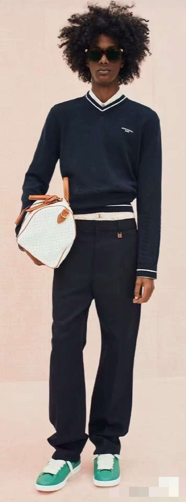 哈哈！同一套衣服，诠释完全不一样。看朱一龙穿着很有我也来一套的欲望，反之[滑稽笑]