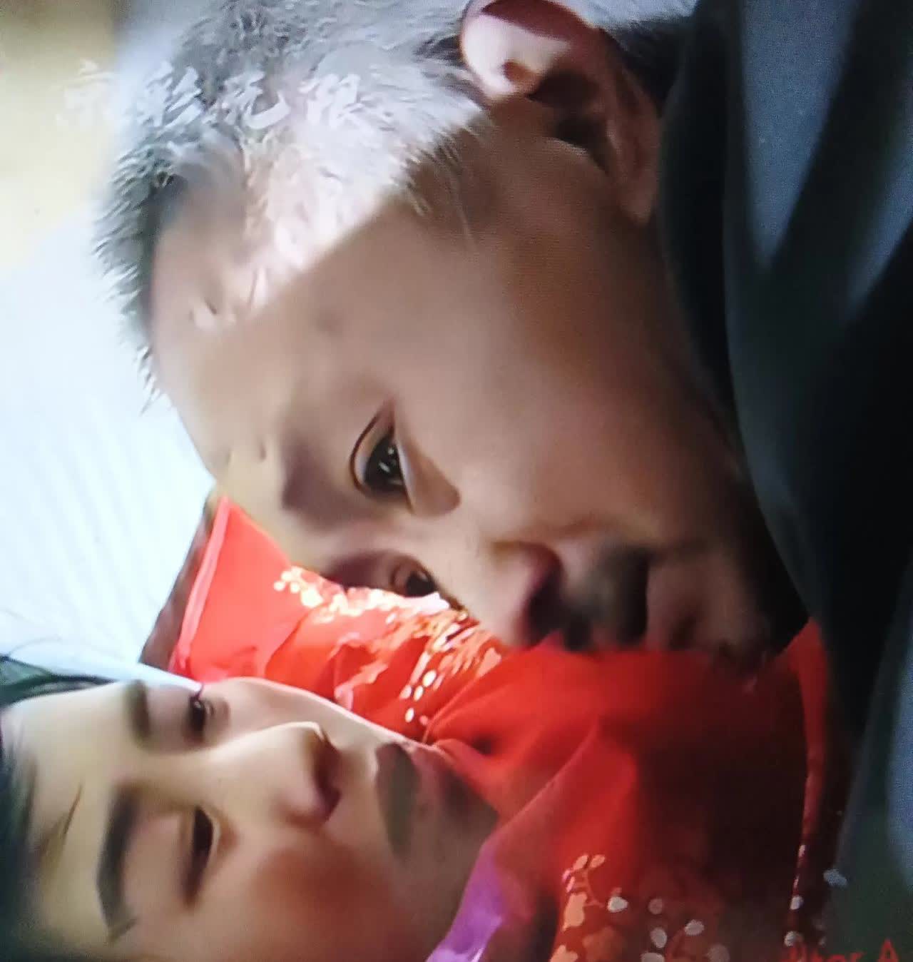 痛心，一女子得绝症快不行了，急忙叫父亲喊过来，对着父亲耳朵断断续续的说：爸，趁我