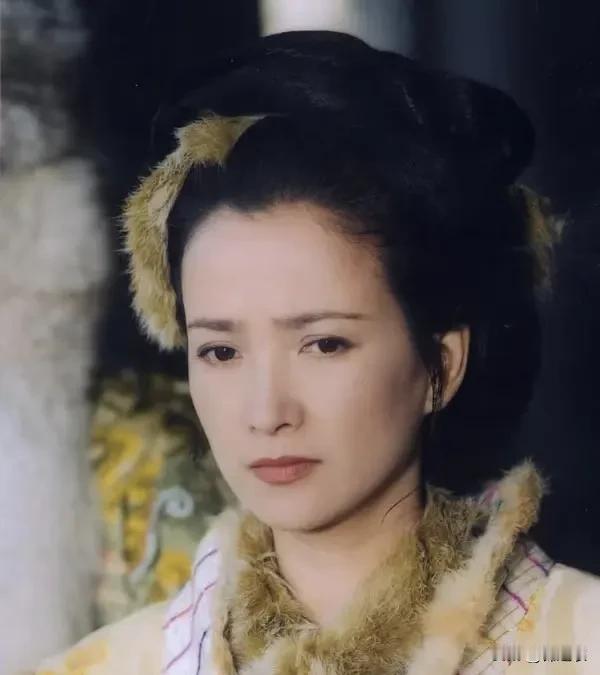 何晴美了一辈子，古装剧里可能只有陶慧敏，陈红和她有得一比，但何晴的颜值巅峰保